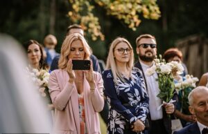 Casais que vendem ingressos de £ 130 para o casamento parisiense explicam por que pode ser divertido ter estranhos na lista de convidados “pode ser divertido” Jennifer, 48, e seu marido Paulo, 50, cobram pessoas de £ 130 para participar do casamento em Paris através do Invitin - um aplicativo baseado na França que permite pagar aos hóspedes participar de um casamento em sua própria escolha (armazém)