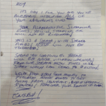 Casal se move para um apartamento novo - horas depois, uma 'nota desagradável' é batida na porta