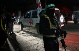 Cavernas do Hamas para pressionar Netanyahu e admite que agora pode permitir que a Cruz Vermelha seja Gaza após os vídeos de chateado global por causa dos vídeos reféns Um caça do Hamas fica de guarda como um transporte de veículos da Cruz Vermelha lançado recentemente como refém em Rafah, no Southern Gazare Strip em 28 de novembro de 2023