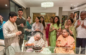 Celebração de aniversário psicológica de canetas tendulkar de Sachin quer mamãe em marathi Celebração de aniversário psicológica de canetas tendulkar de Sachin quer mamãe em marathi