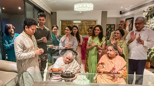 Celebração de aniversário psicológica de canetas tendulkar de Sachin quer mamãe em marathi 

