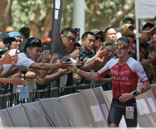 Henri Schoeman da África do Sul, Ironman ganhou 70,3 Lapu-Lapu