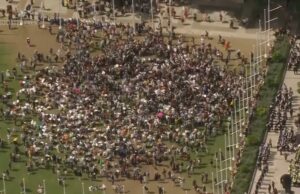 Centenas de manifestantes anti-Israel presos em Londres por apoiar um grupo proibido sob a lei terrorista Centenas de manifestantes anti-Israel presos em Londres por apoiar um grupo proibido sob a lei terrorista