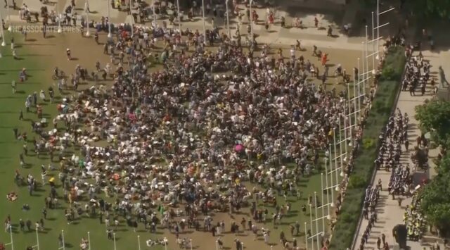 Centenas de manifestantes anti-Israel presos em Londres por apoiar um grupo proibido sob a lei terrorista

