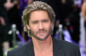 Chad Michael Murray ‘perdeu 50 %’ do sangue enquanto hospitalizado aos 15 anos Chad Michael Murray ainda tem seu guarda -roupa de Riverdale, incluindo o icônico macaco de Edgar Evernever