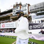 Chris Woakes sentou -se em morcegos para a Inglaterra com um braço quando o herói ferido usa uma funda para uma posição final dramática contra a Índia - mas seu esforço é em vão quando os anfitriões caem para derrotar o oval