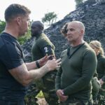 DS Chris fala com Louis Spance no local de resgate de reféns