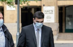 Cinco anos foram gastos em suspensão de serviço para um policial que tocou um suspeito em garantir a Covid durante a perseguição. Ele está aguardando o resultado de sua audiência disciplinar. PC Mahmood fotografado participando de Southwark Crown Court no ano passado, antes de ser encontrado inocente de infligir ilegalmente danos corporais graves a Jordan Walker-Brown