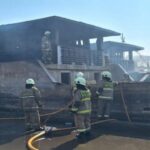 Cinco barcos de pesca pegaram fogo na mola de Muara Baru