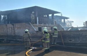 Cinco barcos de pesca pegaram fogo na mola de Muara Baru Cinco barcos de pesca pegaram fogo na mola de Muara Baru