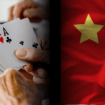 O Partido Comunista Chinês pune cinco funcionários de Hubei por jogos de azar e tocação de cartas impróprias. Close-up de mãos segurando cartas de jogo, incluindo três ases, ao lado da bandeira nacional chinesa, simbolizando a repressão da China no jogo