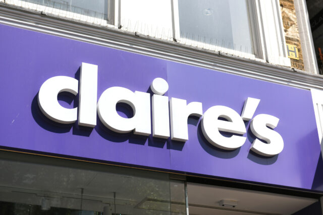 Claire Charsing Shoes dentro de nós como arquivos de vendas para falha

