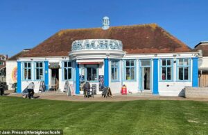 Clientes furiosos condenam o café à beira-mar de Fatboy Slim por preços “loucos”, “chocantes” tempos de espera de 40 minutos para hambúrgueres e bagels O café à beira -mar de Fatboy Slim (acima) foi criticado por seu