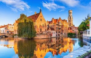 Com Kate Wickers visita a cidade belga de Bruges e descobre as melhores opções de acomodação nesta bela cidade - esteja você com um orçamento limitado ou deseja gastar o dinheiro