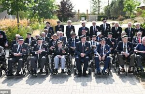 Comentário do Daily Mail: Uma lição esquecida do exército para hoje Todos os últimos veteranos de VJ restantes retratados durante um serviço de memória para comemorar o 80º aniversário do VJ Day no National Memorial Arboretum em 15 de agosto de 2025 em Alrewas, Staffordshire