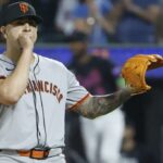 O ex-Met e o novo gigante José Butto reage no monte durante o oitavo turno Amazin 4-3, derrota de 10 entradas.