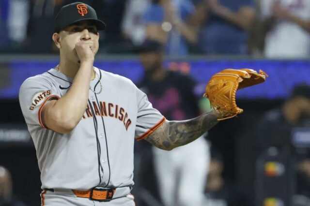 O ex-Met e o novo gigante José Butto reage no monte durante o oitavo turno Amazin 4-3, derrota de 10 entradas.