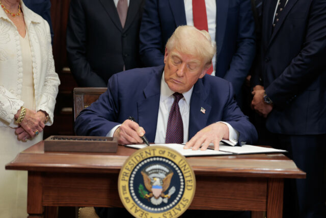 Comissário ex-Trump Aviritário de "Anterior Dangerous" após o novo incêndio

