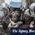 Os palestinos para esperar para coletar comida do amor da cozinha na cidade de Gaza.