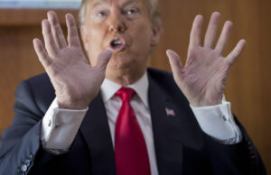 Como Trump está levantando as ‘grandes bolas’ de Moisés O presidente Donald Trump e o CEO da Tesla, Helon Mosk, para alertar os repórteres o que está no veículo de Tesla, na pia Lie Weep de terça -feira, 11 de março de 2025 em Washington. (Piscina em AP)