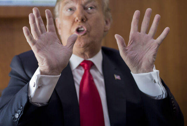 O presidente Donald Trump e o CEO da Tesla, Helon Mosk, para alertar os repórteres o que está no veículo de Tesla, na pia Lie Weep de terça -feira, 11 de março de 2025 em Washington. (Piscina em AP)