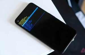 Como acessar e usar o modo de recuperação Android O pixel 8A que é mantido do lado de fora de uma esquina do lado de fora, onde você pode ver o botão liga / desliga e o volume -rocker.