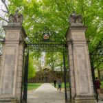 Portão da Universidade de Princeton com estudantes passando.