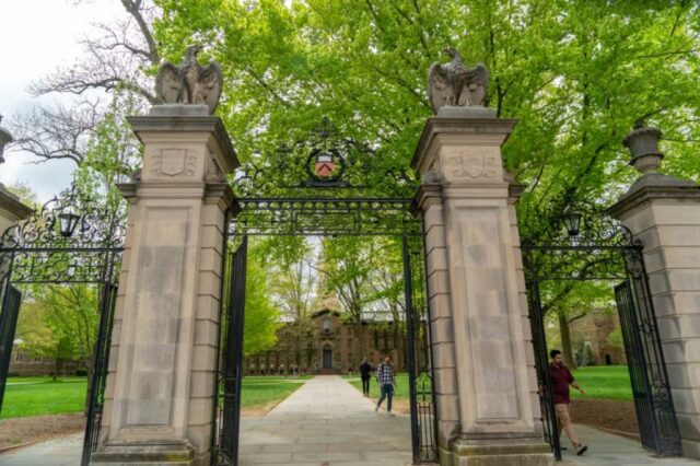 Portão da Universidade de Princeton com estudantes passando.