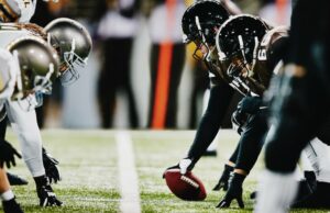 Como assistir futebol universitário este ano sem cabo jovem e mulher assistindo TV inteligente na parede de tijolos