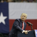 O candidato presidencial republicano, ex -presidente Donald Trump, chega aos resultados da campanha para 180 igreja, sábado, 15 de junho de 2024, em Detroit. (ABD Photo / Carlos Osorio)