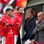 Novas assinaturas Brian Mbumo, Benjamin Sesso, Diego Leon e Matheus Kunya posam para uma foto enquanto seguram camisas para partidas antes da partida amigável da pré -temporada entre o Manchester United e o Old Trafford Fiorentina em Manchester, Inglaterra.