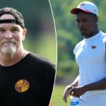 Dan Quinn, o principal treinador dos comandantes de Washington, falando com o microfone.