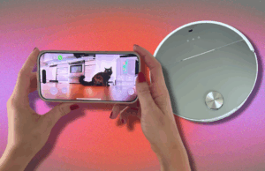 Como uma mãe de gato temer, não posso recomendar um vácuo de robô com uma câmera de transmissão ao vivo o suficiente Captura de tela da câmera de transmissão ao vivo de vácuo de robô com gato e cena da sala de estar à vista