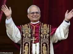 Companheiro de casa celestial O papa Leo compartilha um luxuoso apartamento do Vaticano com amigos Dias após sua eleição, o papa Leo anunciou que moraria nos luxuosos apartamentos papais no palácio apostólico de Roma, ao contrário de seu antecessor, Papa Francisco