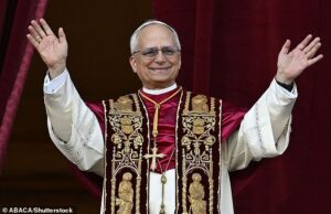 Companheiro de casa celestial O papa Leo compartilha um luxuoso apartamento do Vaticano com amigos Dias após sua eleição, o papa Leo anunciou que moraria nos luxuosos apartamentos papais no palácio apostólico de Roma, ao contrário de seu antecessor, Papa Francisco