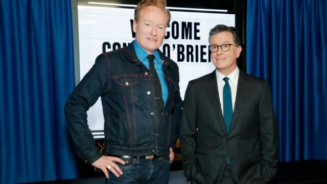 Conan O'Brien diz que a televisão noturna está morrendo, mas Stephen Colbert é "muito talentoso e essencial demais para sair"

