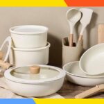Conjunto de pratos de cozinha branca