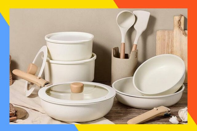 Conjunto de pratos de cozinha branca