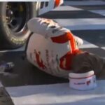 A NASCAR XFINITY Series Connsts Zilisch quebrou a clavícula após a queda dura da Victory Lane em Watkins Glen International em 9 de agosto de 2025.