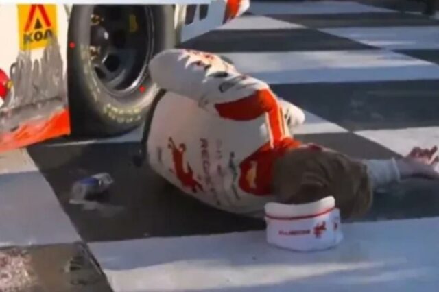 A NASCAR XFINITY Series Connsts Zilisch quebrou a clavícula após a queda dura da Victory Lane em Watkins Glen International em 9 de agosto de 2025.