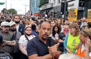 Conselheiro do Trabalho Ricky Jones – que exigiu pescoço dos manifestantes – liberado para incentivar a violência Ricky Jones, 58, que exigiu que os protestantes anti-migrantes fossem cortados em um anti-racismo de manifestação para incentivar a violência (ele é retratado no Rally)