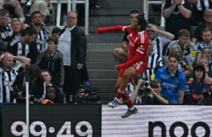 Contagem de Liverpool com Ngumoha, de 16 anos, para se livrar de 10 homens Newcastle Fightback Contagem de Liverpool com Ngumoha, de 16 anos, para se livrar de 10 homens Newcastle Fightback