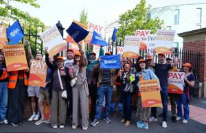 Continue, médicos! Dois termos de médicos residentes desafiam as chamadas para participar de cinco dias de paralisação para uma enorme batalha contra a tentativa de sindicatos comerciais militantes de agravar o preconceito hospitalar com greves Médico residente em ataques da Inglaterra e faz uma pequena linha no Hospital St Thomas, Londres