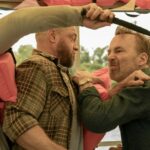 Coordenador de acrobacias de 'None 2' no treinamento de Bob Odenkirk para aquela cena de luta de barco de pato e como a infância da estrela o inspirou