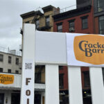 Cracker Barrel pede desculpas aos clientes em meio à controvérsia do logotipo