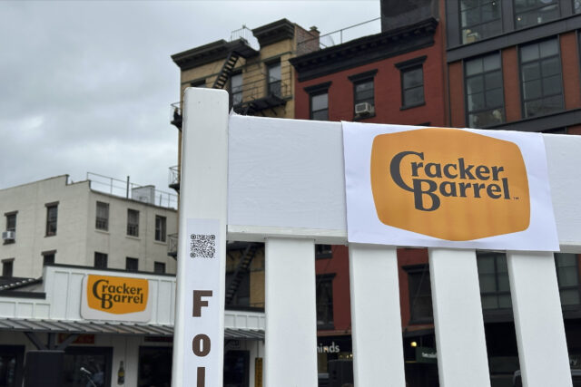 Cracker Barrel pede desculpas aos clientes em meio à controvérsia do logotipo



