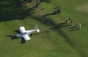 Crash de avião leve aterre o curso de Sydney Crash de avião leve aterre o curso de Sydney