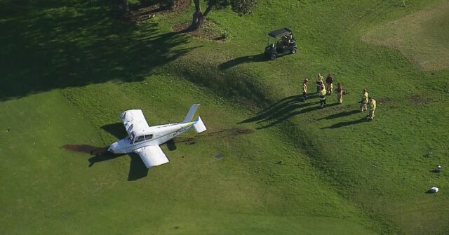 Crash de avião leve aterre o curso de Sydney

