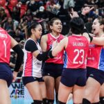 Michele Gumabao e The Creamline Cool Smashers comemoram um ponto durante um jogo de convite do PVL contra Cignal.