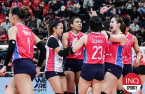 Creamline vence PVL Invitational depois de vencer Cignal Michele Gumabao e The Creamline Cool Smashers comemoram um ponto durante um jogo de convite do PVL contra Cignal.